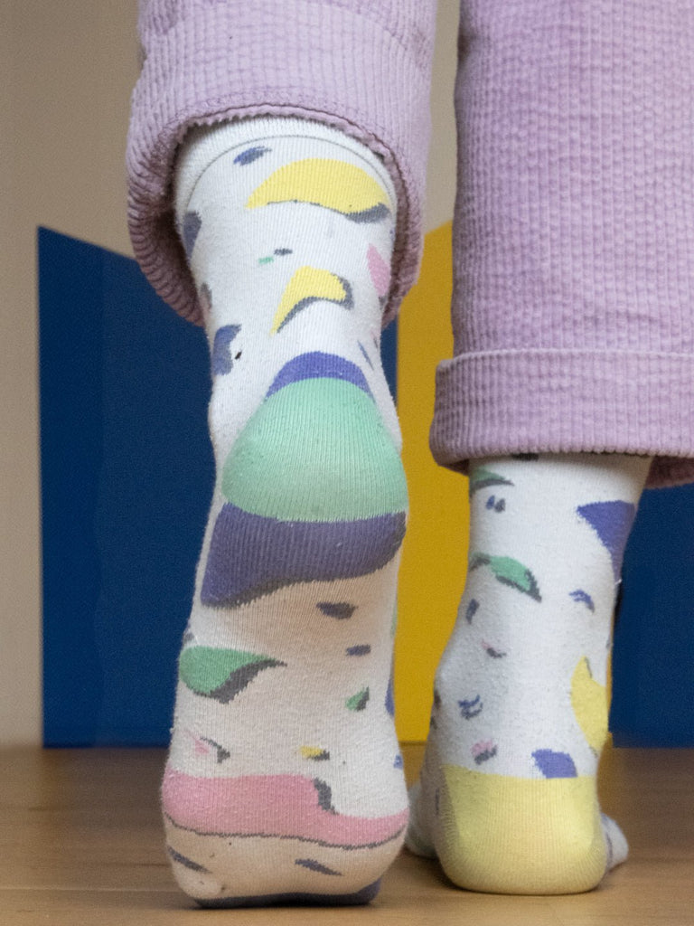 CHAUDEVANT - les chaussettes dépareillées ! - ASSIAKARA vêtement non genré genderless no gender mode unisexe look androgyne dégenrer degender fashion sur mesure inclusivité inclusif inclusive