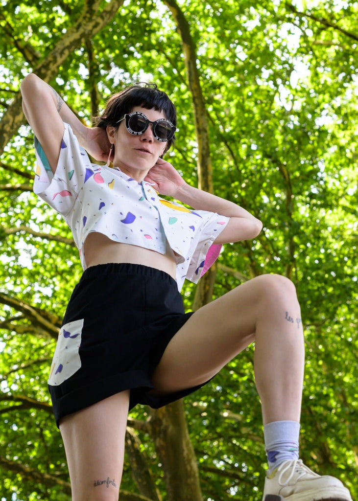 CHOOLOS la crop chemise trop coolos! - ASSIAKARA vêtement non genré genderless no gender mode unisexe look androgyne dégenrer degender fashion sur mesure inclusivité inclusif inclusive