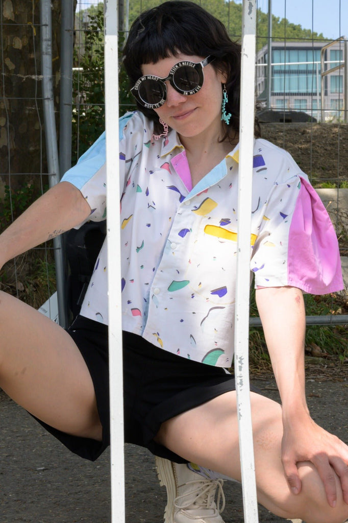 CHOOLOS la crop chemise trop coolos! - ASSIAKARA vêtement non genré genderless no gender mode unisexe look androgyne dégenrer degender fashion sur mesure inclusivité inclusif inclusive