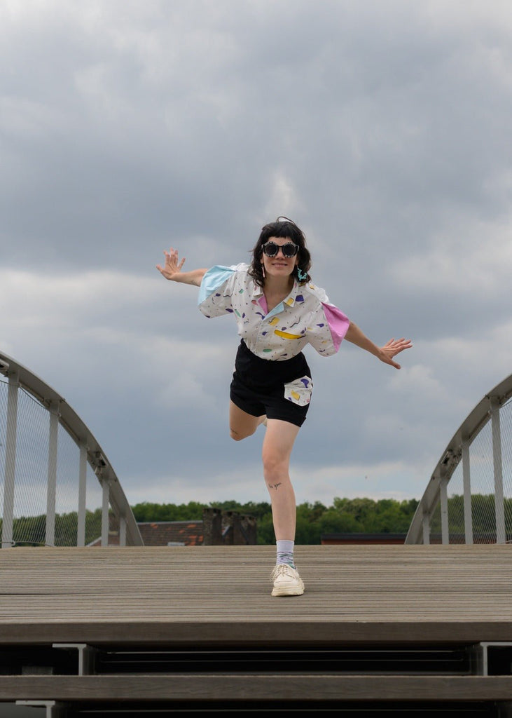 CHOOLOS la crop chemise trop coolos! - ASSIAKARA vêtement non genré genderless no gender mode unisexe look androgyne dégenrer degender fashion sur mesure inclusivité inclusif inclusive