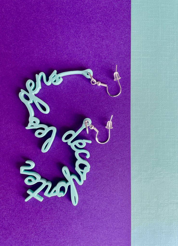 Les TRIPLÉES - un trio de boucles d'oreilles à mélanger! - ASSIAKARA vêtement non genré genderless no gender mode unisexe look androgyne dégenrer degender fashion sur mesure inclusivité inclusif inclusive