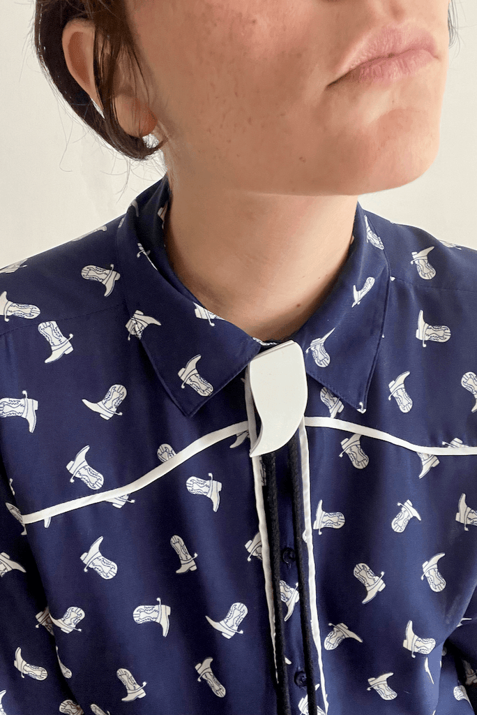 BOLOTIE - la cravate de cowboy ! - ASSIAKARA vêtement non genré genderless no gender mode unisexe look androgyne dégenrer degender fashion sur mesure inclusivité inclusif inclusive